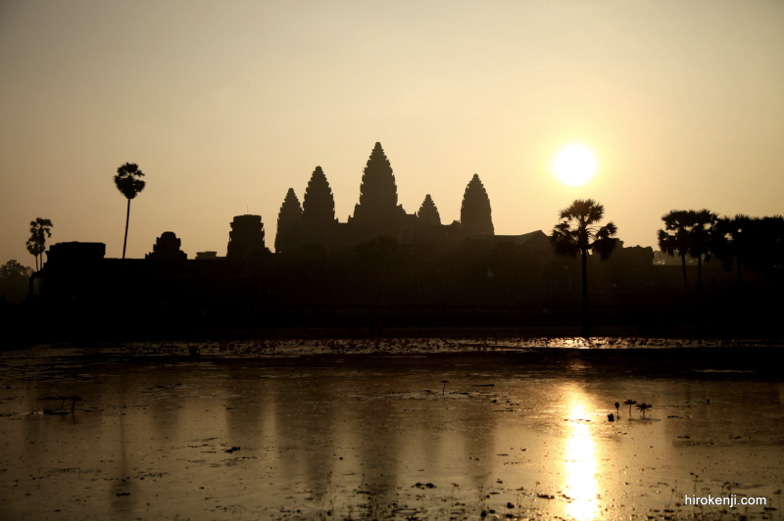 カンボジア世界遺産のアンコールワットの初日の出は黄金に輝いていた