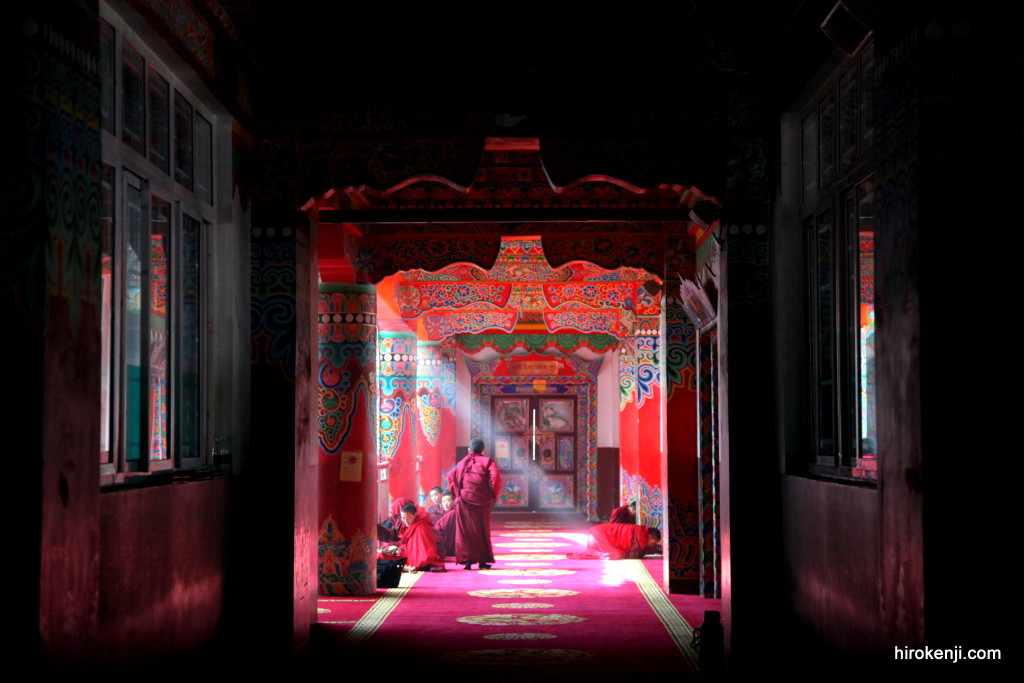 東チベット・ラルンガルゴンパ　壁のように押し寄せる密集した赤い家